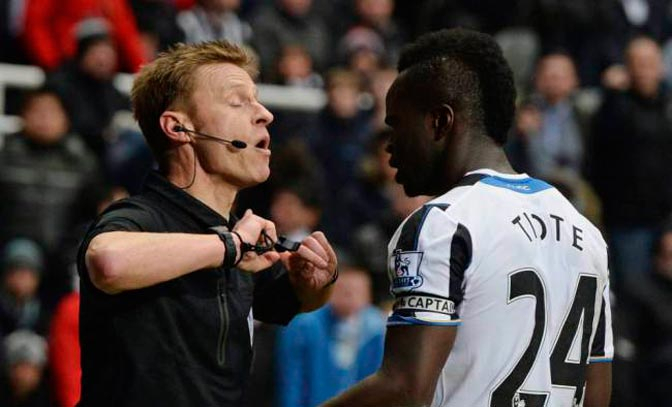 Wasit Mike Jones Dilarang Pimpin Pertandingan Liga Inggris