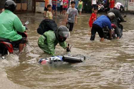 Waduk Pluit Tak Bisa Tampung Banjir Rob