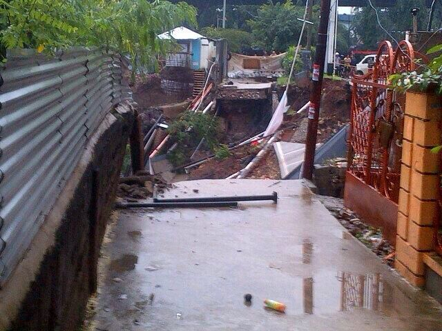 Jalan Pulo Besar Longsor, SPBU Ikut Amblas