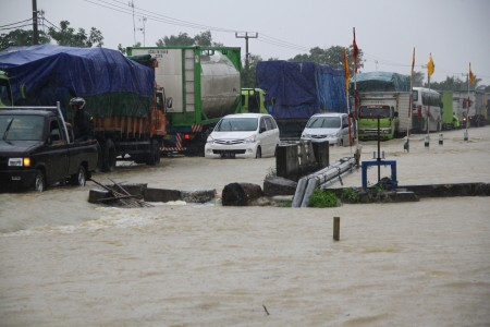 Terisolasi, Korban Banjir di Subang Tunggu Bantuan