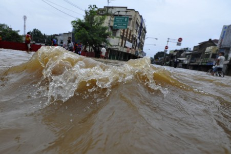 Tarif Angkot Naik Selama Banjir, Warga Diminta Catat Nopol dan Lapor