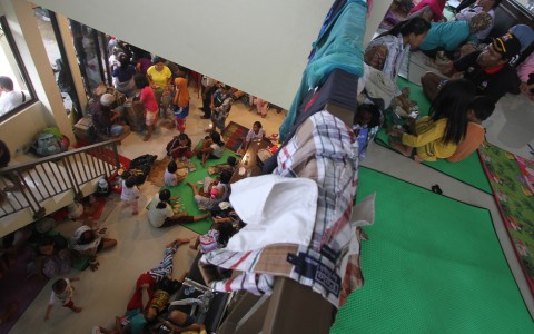 Ngotot Bertahan di Rumah, Ratusan Korban Banjir di Jakarta Dievakuasi Paksa