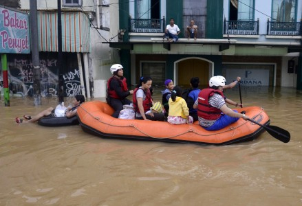 Ribuan Rumah Terendam Akibat Tanggul Jebol di Tebet