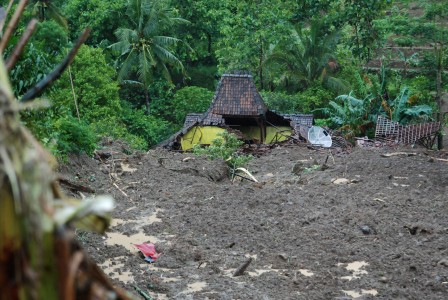 Longsor di Desa Cibadak, 120-an Rumah Rusak