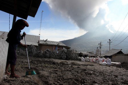900-an Keluarga Korban Gunung Sinabung Dipindah Permanen