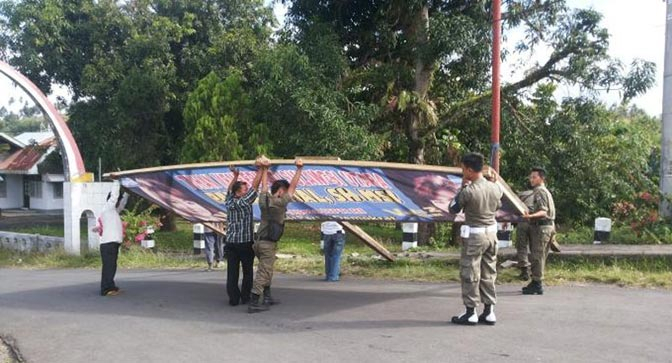 Pol PP Kupang Bongkar Seratusan Alat Peraga Kampanye
