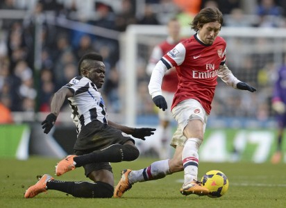 Arsenal Pertahankan Mertesacker dan Rosicky