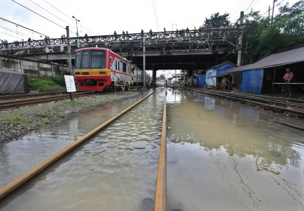 Banjir Gangggu Pelayanan KRL Bekasi-Stasiun Kota