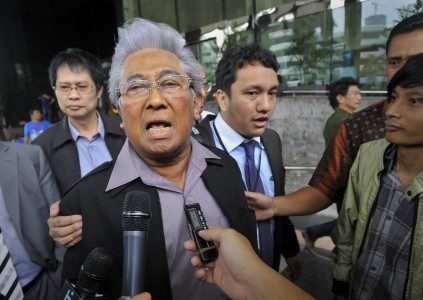 Adnan Buyung: Sebelum SBY Turun, KPK Harus Panggil Ibas