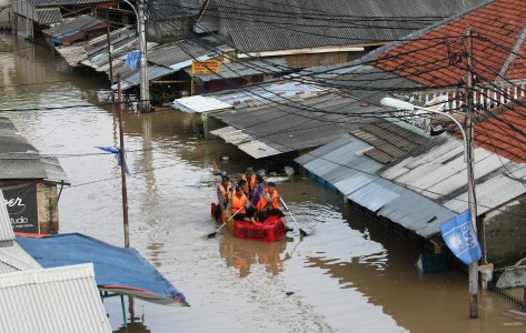 Waspada Banjir, Warga Bantaran Kali Ciliwung Siap Mengungsi