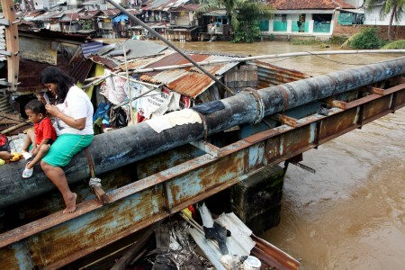Awas, Pintu Manggarai Siaga Dua