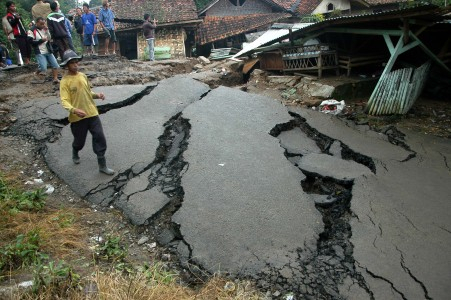 Banyak Titik Retakan, Jalan Manado-Tomohon Ditutup
