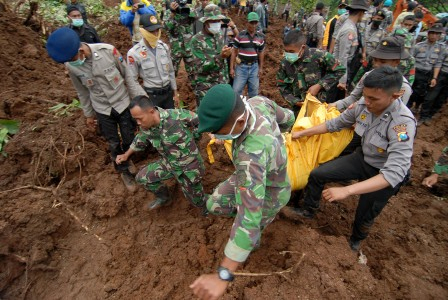 Tebalnya Volume Tanah Sulitkan Pencarian Korban Longsor Ngrimbi