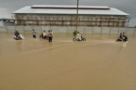 Tertutup Matrial Banjir, Jalur Pantura Situbondo Lumpuh Total