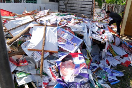 Ribuan Gambar Kampanye di Jombang Diturunkan Satpol PP