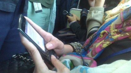 Commuter Line Alami Gangguan, Penumpang Sibuk Kabarkan Telat Masuk Kantor