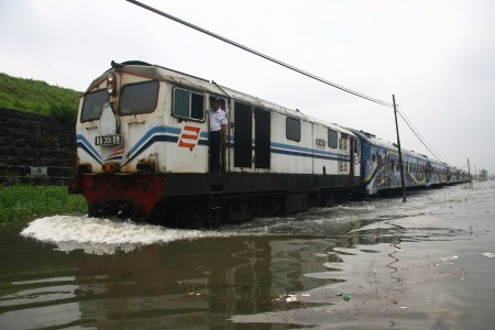 Rel Porong Kebanjiran, KA ke Jember Dialihkan