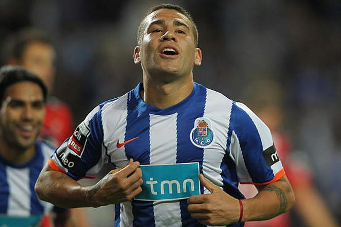 Valencia Dapatkan Nicolas Otamendi