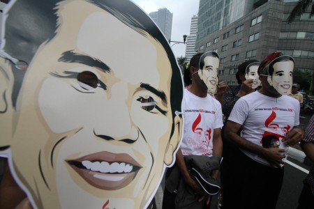 'One Day No Car', Jokowi Blusukan Pakai Bus Mewah
