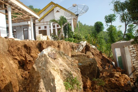 Relokasi Korban Longsor Cilacap Tunggu Izin Menhut