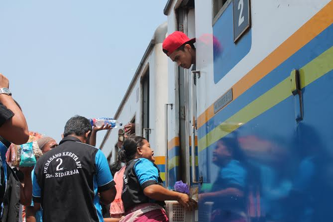 Pedagang Asongan di Cilacap Bikin Ngaret Jadwal Kereta