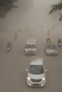 Sejumlah Angkot Nekad Beroperasi Ditengah Abu Kelud
