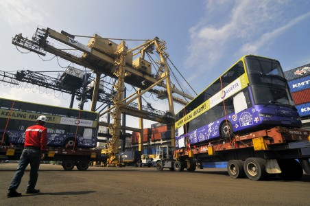 Jokowi Jelaskan Penyebab Molornya Pengoperasian Bus Wisata