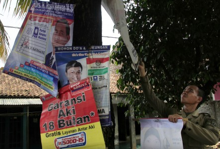 Caleg NTB Coba Suap Warga Dengan Raskin