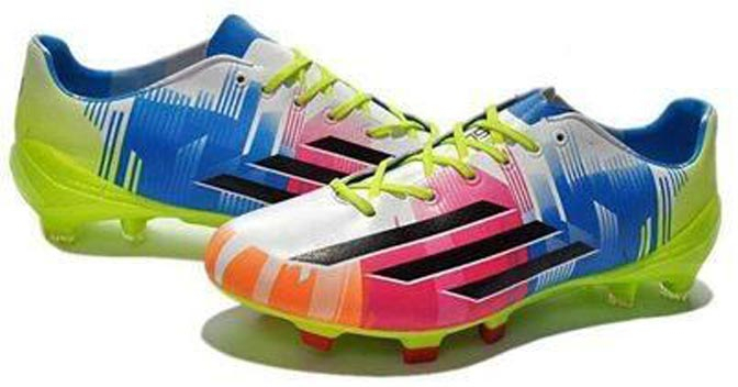 Hadapi City Messi Pakai Sepatu Pelangi