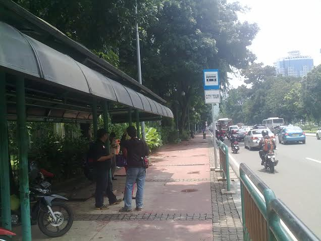 Pegalnya Menunggu Bus Wisata Jakarta