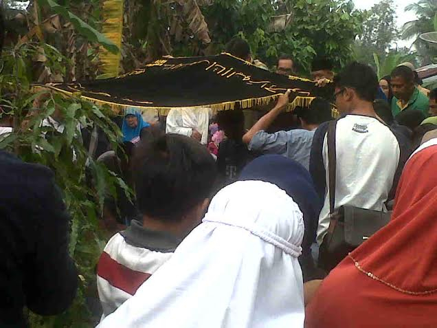 Jenazah Pengacara Senior di Sumbar Dimakamkan