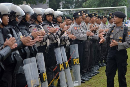 Brimob Bersejata Lengkap Jaga Gudang Logistik Pemilu di Bandung