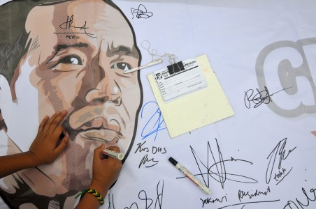 Cieeee... Hujan Gerimis, Jokowi-Ahok Blusukan Bareng