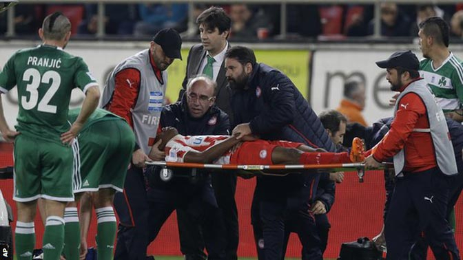 Pemain Olympiakos Pingsan di Lapangan