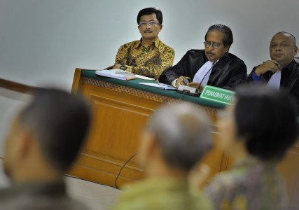 Kesaksian Karen dan THR Anggota DPR