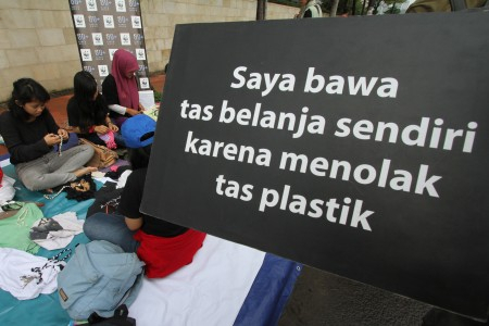 Walhi: Pengadaan Kantong Sampah di Bandung Sesatkan Warga.