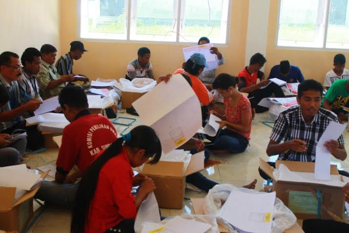 KPU Sumba Timur Mulai Sortir Surat Suara