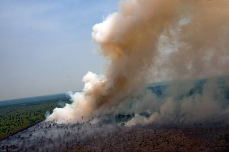 Pancing Hujan, Posko Darurat Riau Tabur 2 Ton Garam