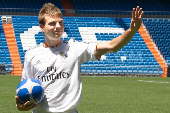 Madrid Hukum Asier karena Lari di Depan Banteng