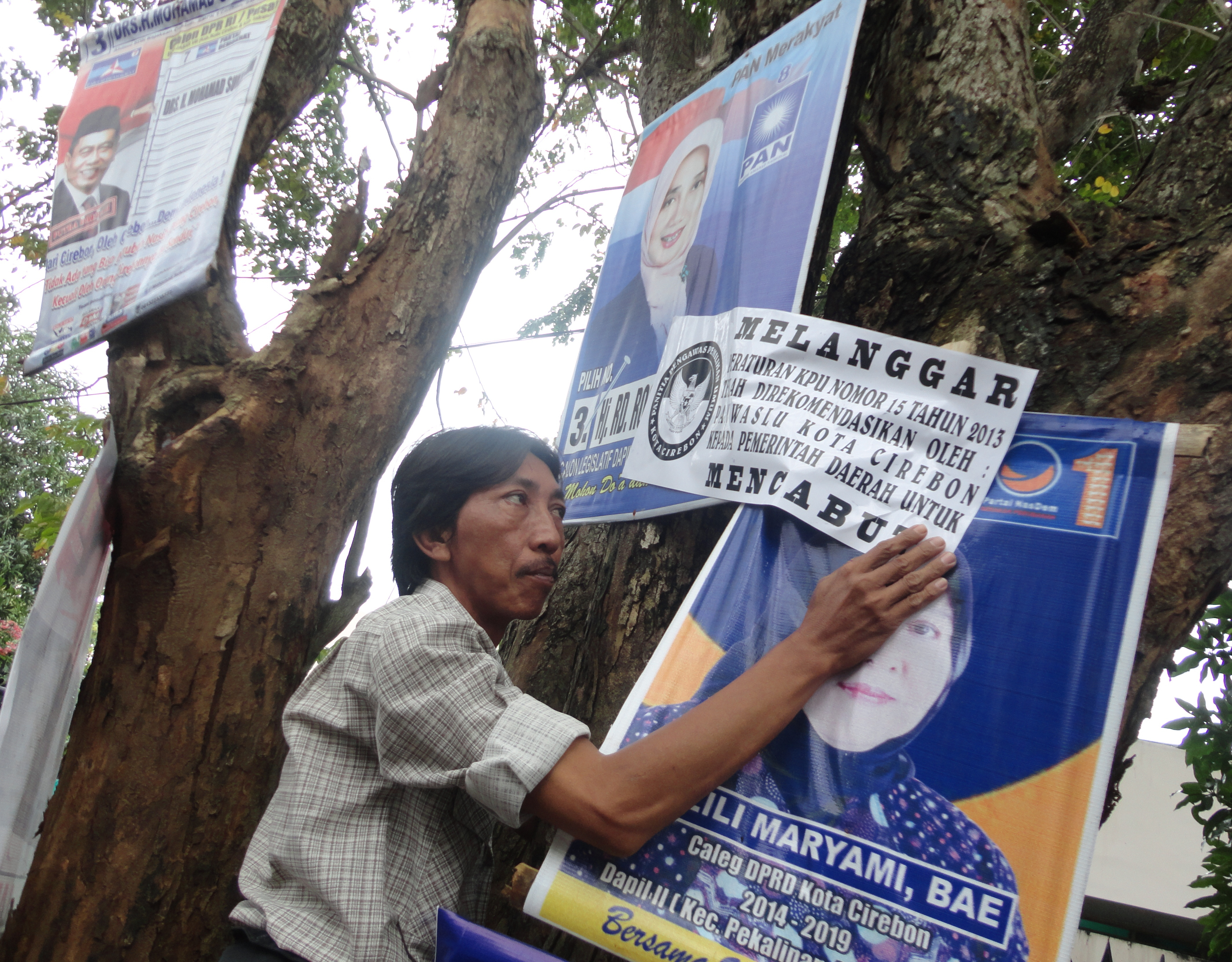 Sulitnya Menertibkan Alat Peraga Kampanye di Cirebon
