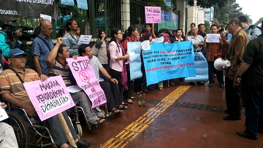 Demo di Kemendikbud, Disabel Bawa 'Makam Pendidikan Disabilitas'