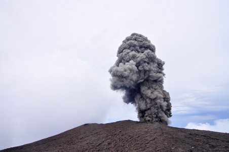 Dua Desa di Brebes Diguyur Hujan Abu Gunung Slamet
