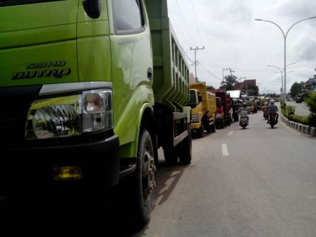 Kaitan antara Truk Proyek dan Atrean BBM yang Mengular