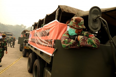Pemerintah Tambah Lagi 800 Personil TNI Atasi Kabut Asap Riau
