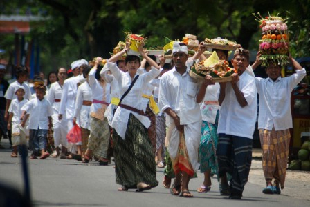 Ratusan Umat Hindu Banyuwangi Gelar Upacara Melasti