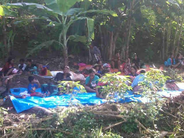 Takut Tsunami, Warga Mengungsi ke Bukit