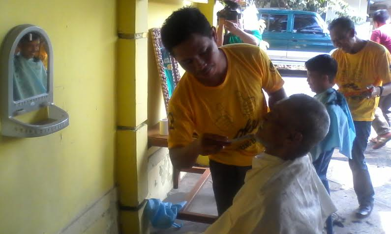 Cukur Rambut Gratis, Kampanye Unik Caleg di Bogor