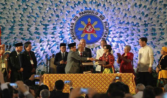 Philippines Signs Deal with Muslim Rebels