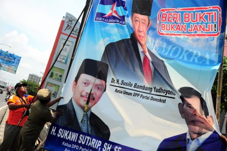 KPU dan Panwaslu Kota Bogor Bersihkan Atribut Kampanye