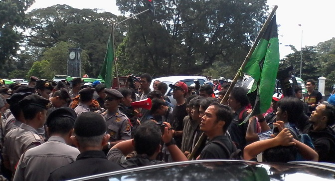 Pelantikan Walikota Bogor Berakhir Ricuh